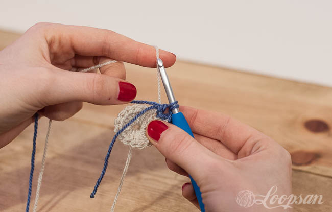 how to carry yarn in granny square