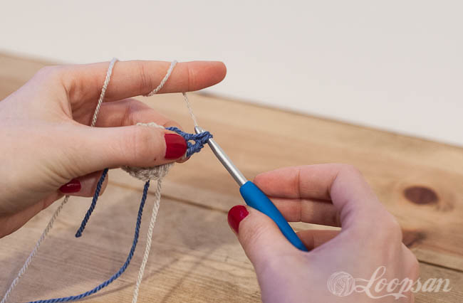 how to carry yarn in granny square
