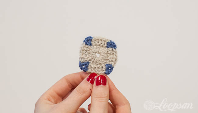 how to carry yarn in granny square