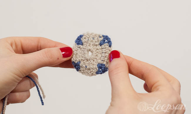 how to carry yarn in granny square