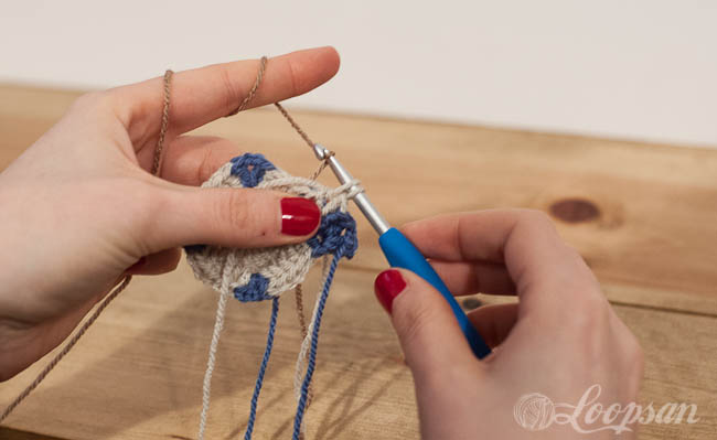 how to carry yarn in granny square