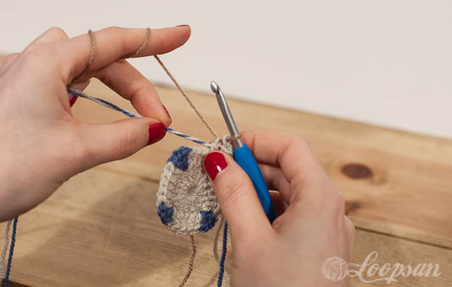 how to carry yarn in granny square