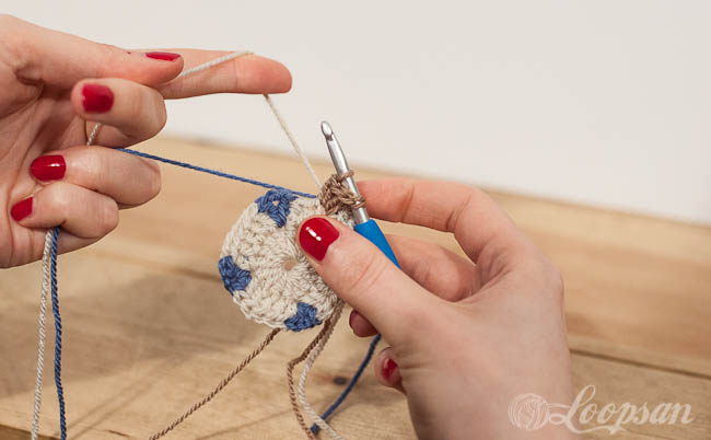 how to carry yarn in granny square