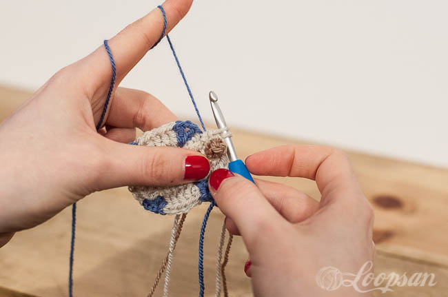 how to carry yarn in granny square